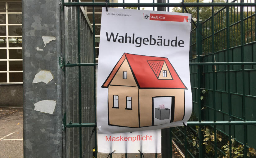 Hinweisschild der Stadt Köln zum Wahlgebäude